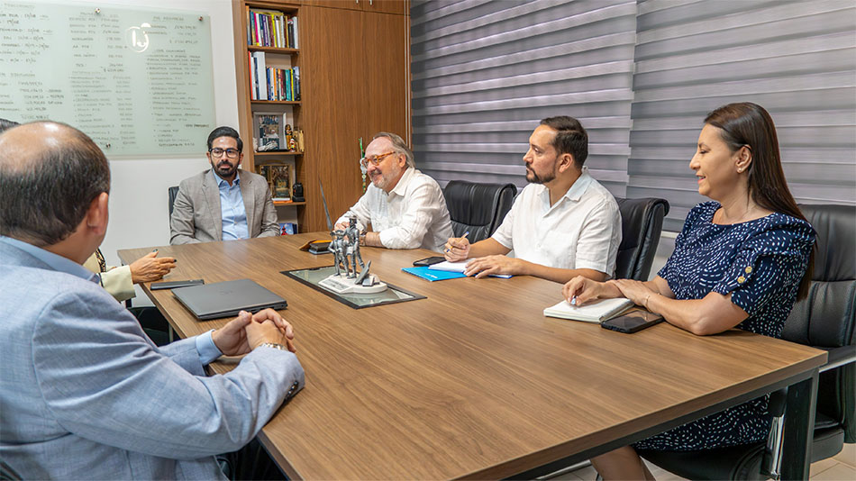 UNIR tuvo numerosas reuniones con las máximas autoridades académicas, como la mantenida con la Universidad Técnica de Manabí.