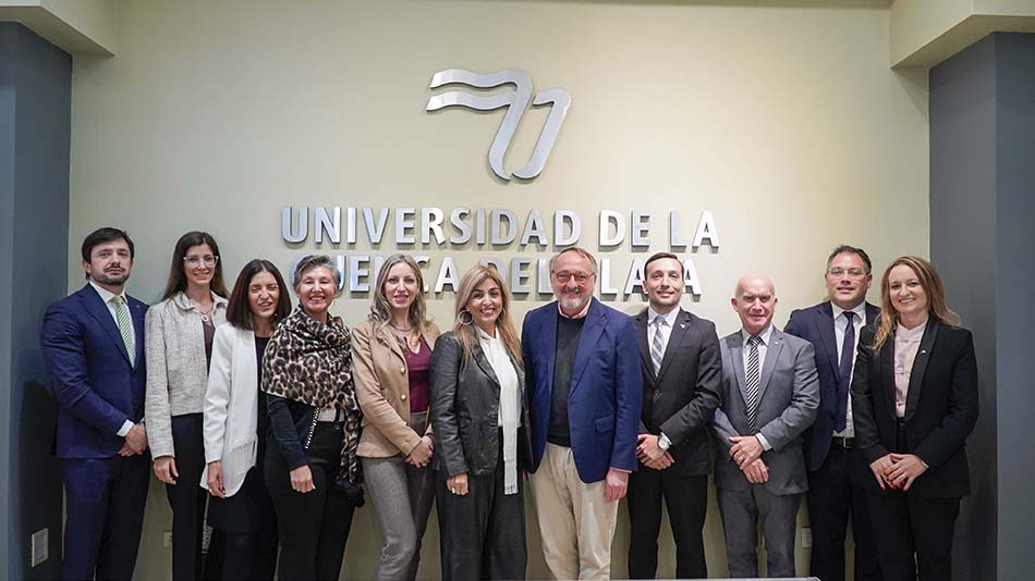Foto institucional en la Universidad de la Cuenca del Plata.