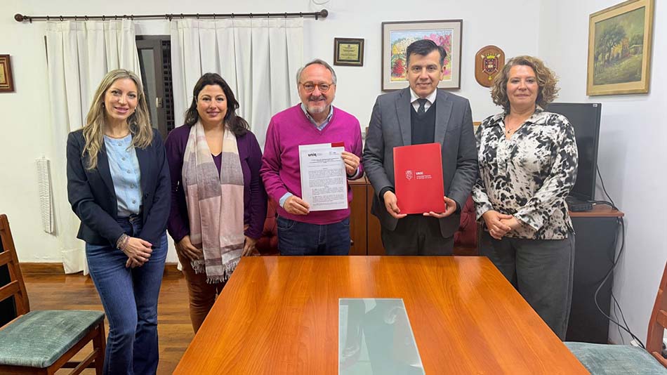 Imagen tras la firma del convenio con la Universidad Nacional de Santiago del Estero.