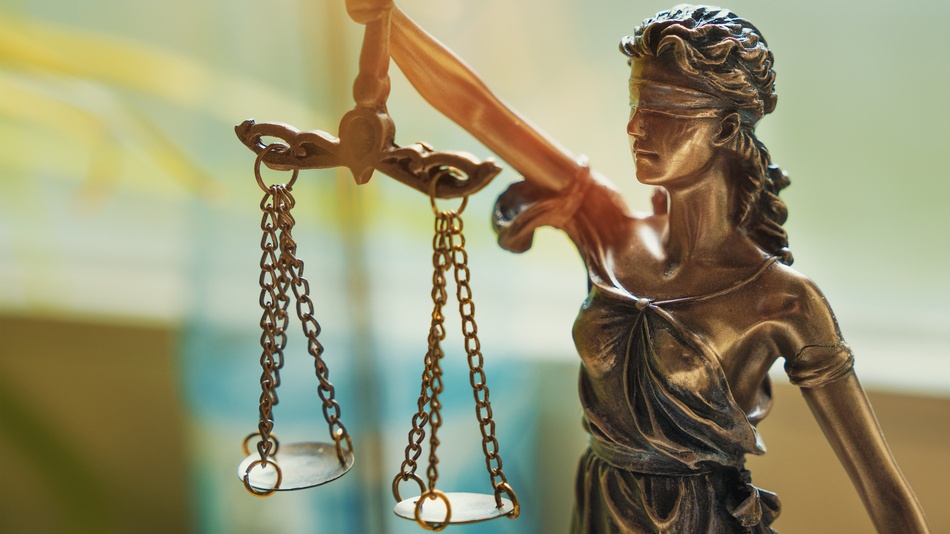 la diferencia entre denuncia y querella se centra principalmente en el papel que desempeña quien pone los hechos en conocimiento de la Justicia