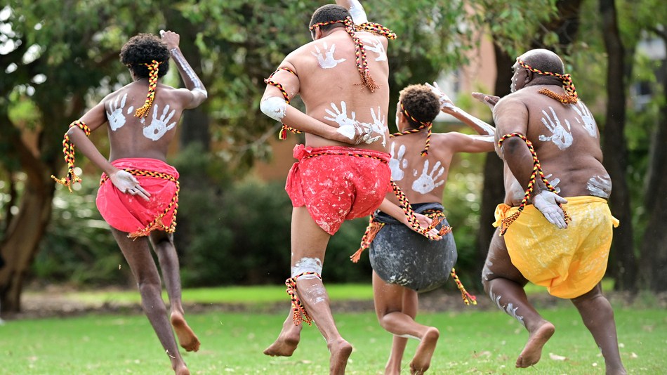 una de las modalidades de cooperación internacional es la cooperación cultural (aborígenes australianos bailando una danza tradiciona)