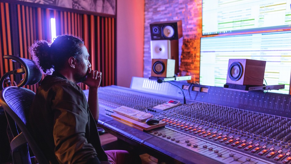 El diseño de sonido crea, organiza y transforma elementos sonoros para construir atmósferas, reforzar emociones y dar sentido narrativo a piezas audiovisuales, musicales o interactivas