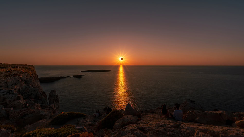 Un eclipse solar ocurre cuando la Luna oculta al Sol al alinearse con la Tierra