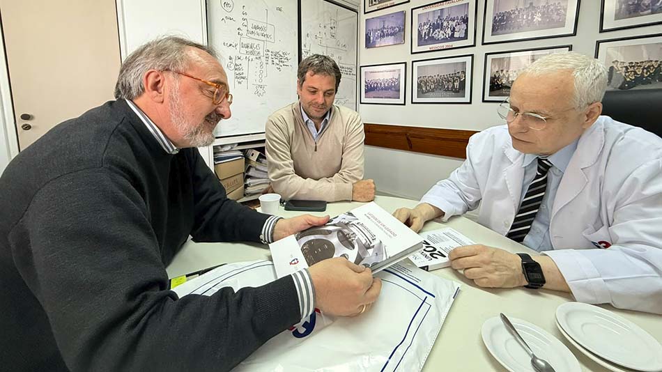 Herrera en la Favaloro. Universidad Favaloro, siendo recibidos por el Decano en Ciencias Médicas de tan importante institución, Prof. Dr. Francisco Klein.