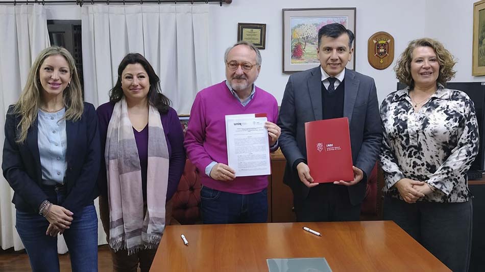Imagen tras la firma del convenio con la Universidad Nacional de Santiago del Estero.