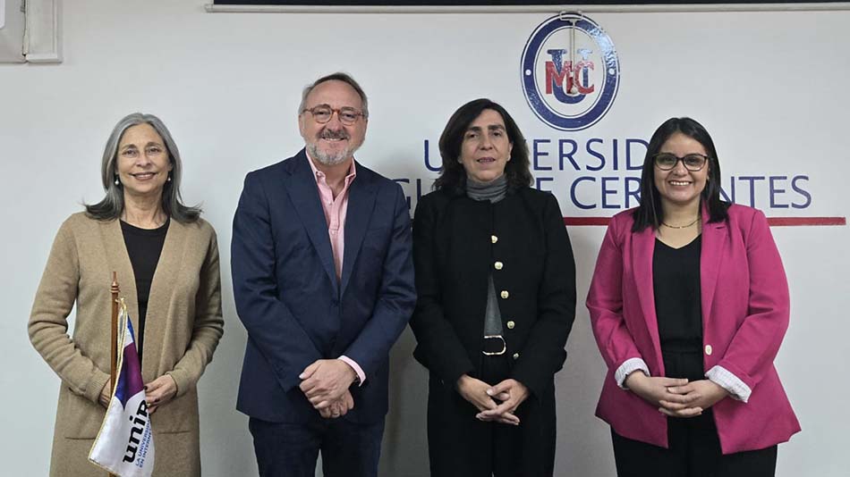 Imagen institucional tras la firma del convenio.