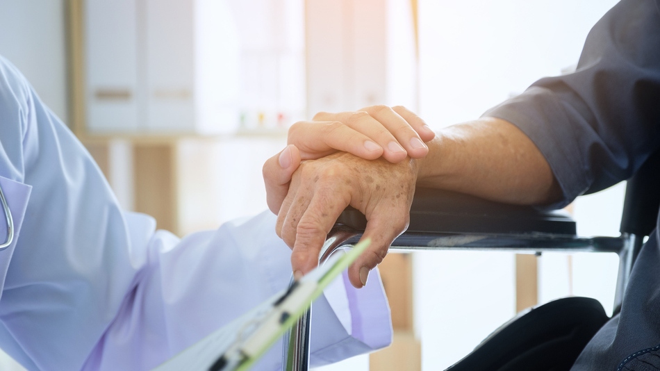 El código deontológico sociosanitario a las personas mayores podría definirse como una compilación de principios y normas que guían a los profesionales en la prestación de cuidados, priorizando el respeto y la empatía