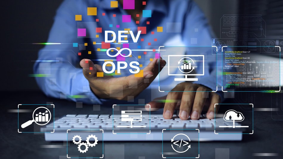Un ingeniero DevOps es un desarrollador que trabaja en infraestructura y que se ocupa de desarrollar y mantener los sistemas que soportan la aplicación