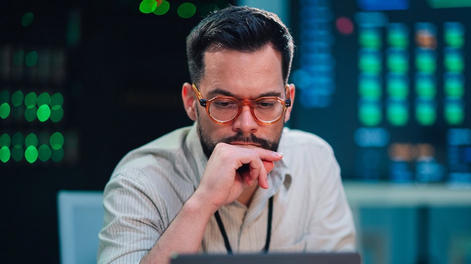 Un MLOps Engineer es un experto en la gestión eficiente de todo el ciclo de vida de un modelo