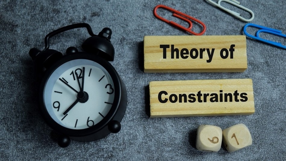 Por medio de la aplicación de procesos como theory of constraints se busca identificar y eliminar los obstáculos que impiden que una organización alcance sus objetivos