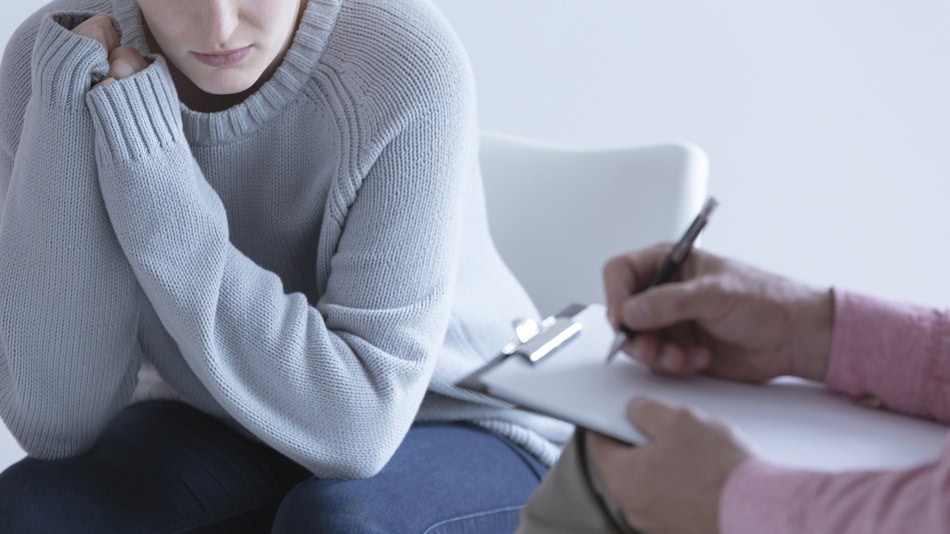 Una de las salidas profesionales de Psicología es el terapeuta de adicciones
