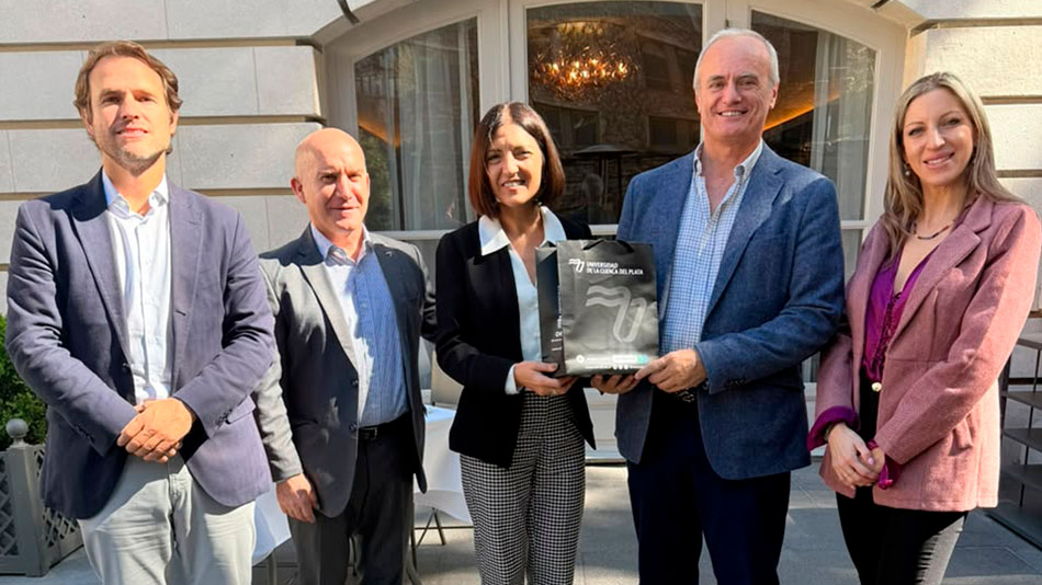 Los decanos Gustavo Agolti y Silvia González de la Universidad Cuenca del Plata (segundo y tercera por la derecha de la imagen) con la delegación de UNIR, encabezada por Octavio Corral (segundo por la izquierda).