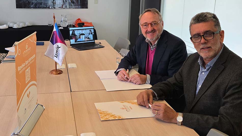 Un momento de la firma del convenio.