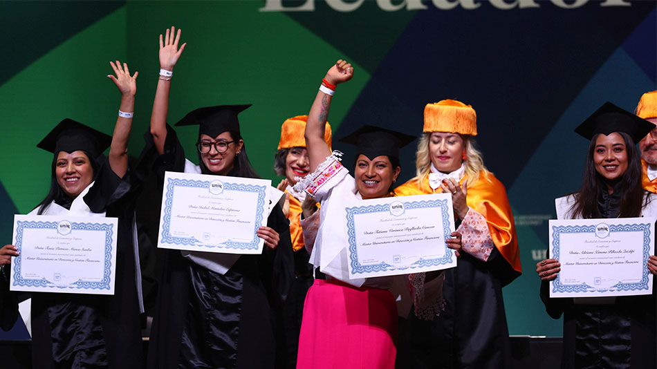 Los grandes protagonistas de la jornada, los egresados de UNIR, posan sobre el estrado felices y orgullosos con sus diplomas, símbolo del esfuerzo, la constancia y la meta académica alcanzada.
