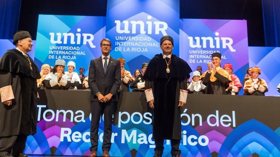 El 'Rector Honor&iacute;fico', Jos&eacute; Mar&iacute;a V&aacute;zquez Garc&iacute;a-Pe&ntilde;uela; el presidente del Gobierno de La Rioja, Gonzalo Capell&aacute;n y el nuevo rector Ram&oacute;n Vilarroig Moya. 