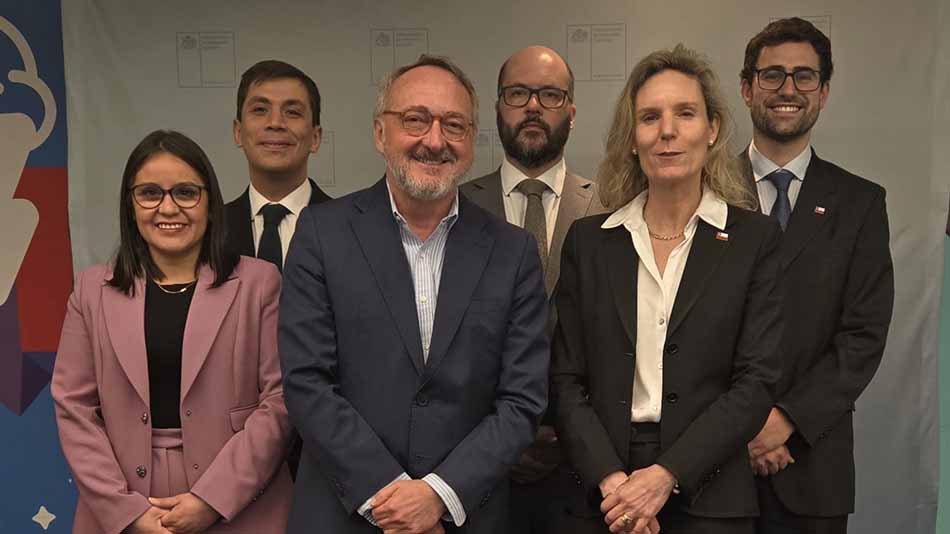 Manuel Herrera, junto a Fernanda Valdés, subsecretaria de Educación Superior de Chile, y su equipo.