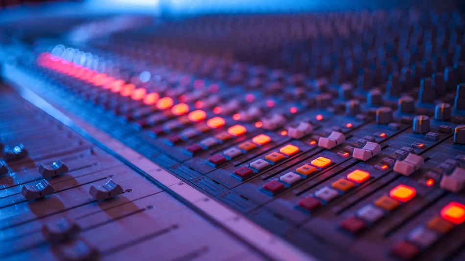 El diseñador de sonido concibe el universo sonoro de diferentes producciones audiovisuales y musicales en las que el audio cumple una triple función: narrativa, expresiva y técnica.