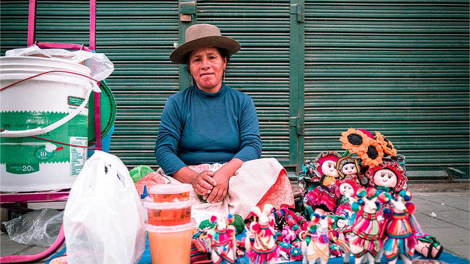 Las mujeres presentan mayores niveles de informalidad laboral que los hombres, con una tasa del 71,25% frente al 67,58% de hombres.