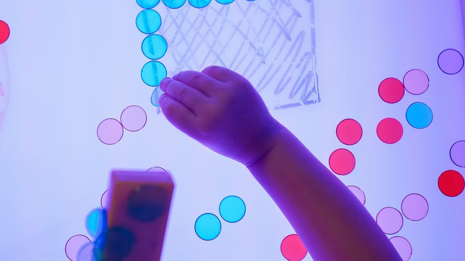 La denominada pedagog&iacute;a de la luz re&uacute;ne propuestas que utilizan la luz, las sombras, el color y los materiales transl&uacute;cidos como recursos para favorecer la exploraci&oacute;n, la expresi&oacute;n y la formulaci&oacute;n de preguntas en Educaci&oacute;n Infantil