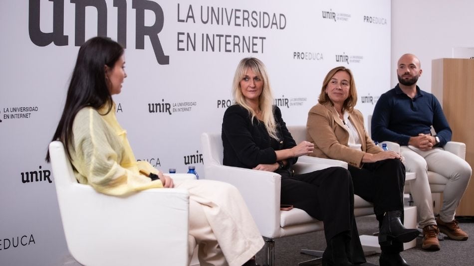 Lucía Tello y María Elvira Marco, de UNIR, con los estudiantes.