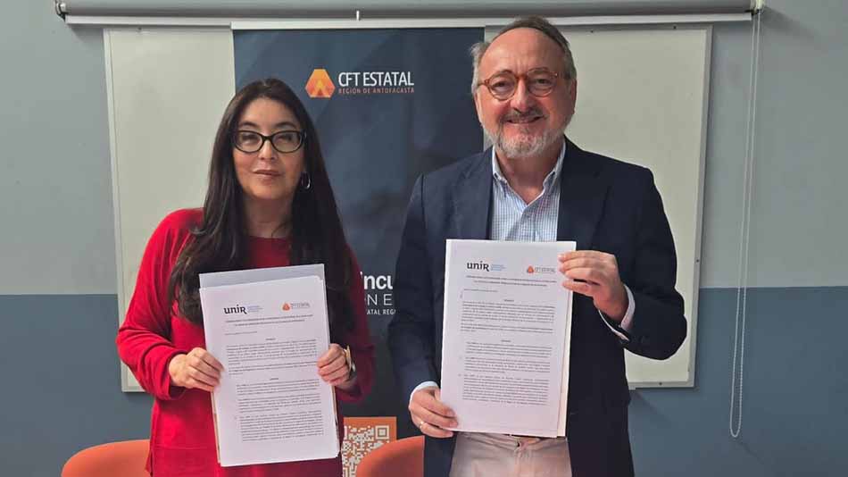 Banira Ponce Rivera, rectora del CFT Estatal de la Región de Antofagasta, y Manuel Herrera.