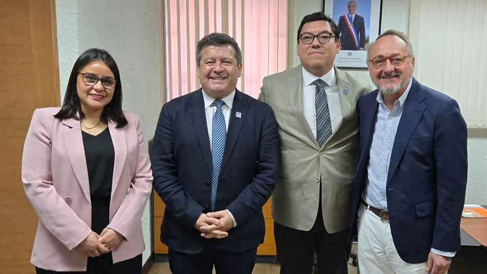 Karla Cantero, directora de Relaciones Internacionales de UNIR en Chile; Joel Bravo Bown, vicerrector académico de la Universidad de Antofagasta; Pablo Camus Galleguillos, rector de la Universidad de Antofagasta; y Manuel Herrera