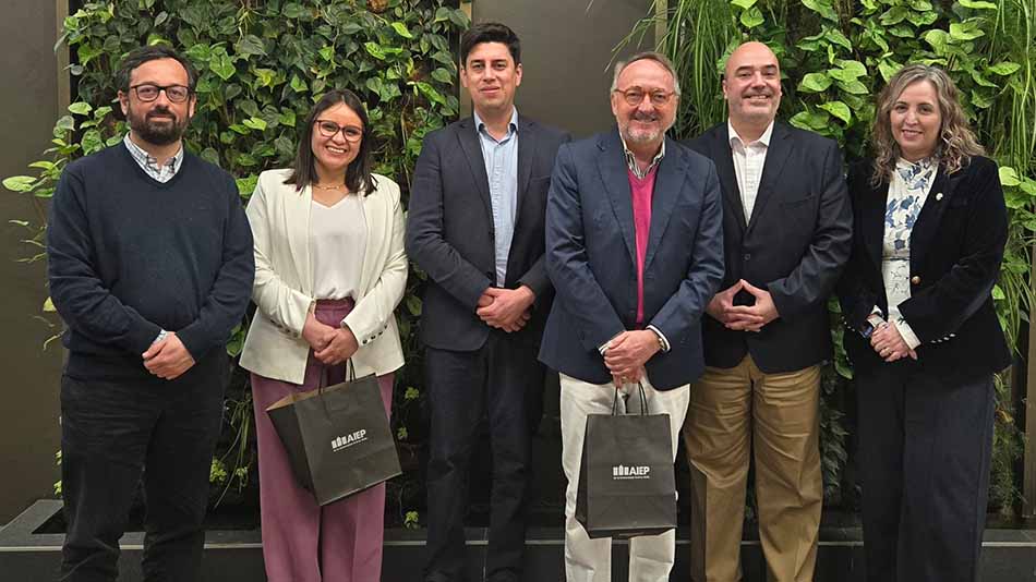 Alex Slater, director nacional de Docencia e Innovación Educativa de AIEP; Karla Cantero; Nicolás Ocaranza, vicerrector académico de AIEP; Manuel Herrera; Rafael Sáenz-Diez, director de Asuntos Públicos y Sostenibilidad de AIEP; y Marcela Vaccaro Rivera, vicerrectora de Vinculación con el Medio y Comunicaciones de AIEP.