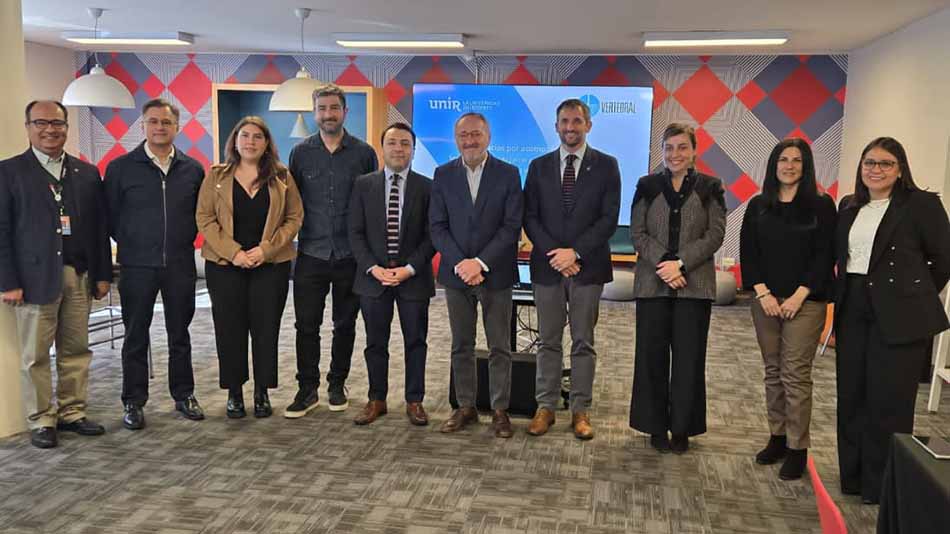 Manuel Herrera y Karla Cantero, junto a representantes de instituciones socias de Vertebral.