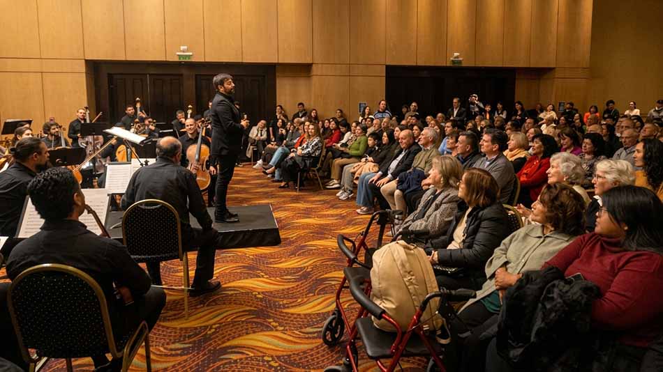 Ernesto R.-Monsalve Álvarez habla a los presentes.