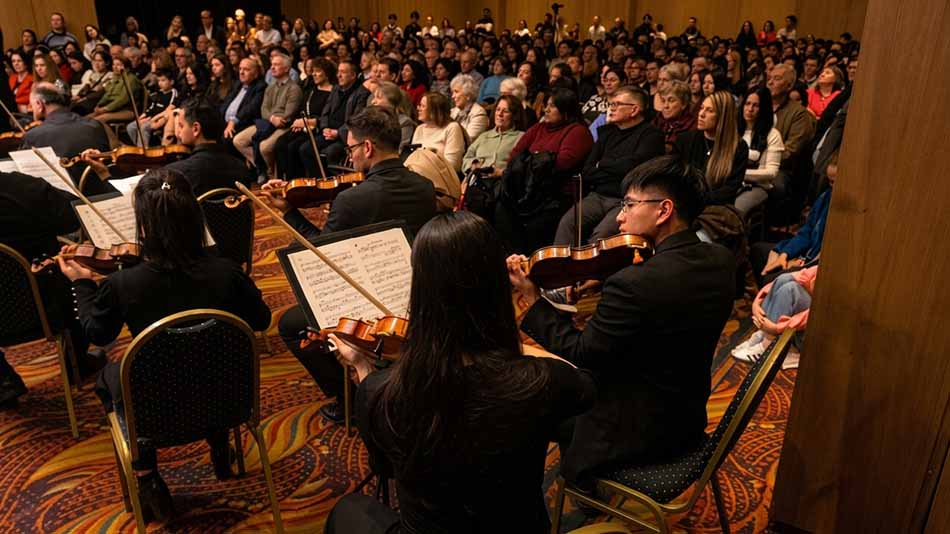 Los músicos, ante un auditorio repleto de asistentes.