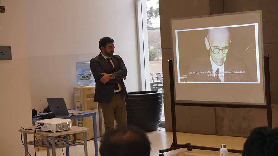 El representante de UNIR, en la charla abierta.