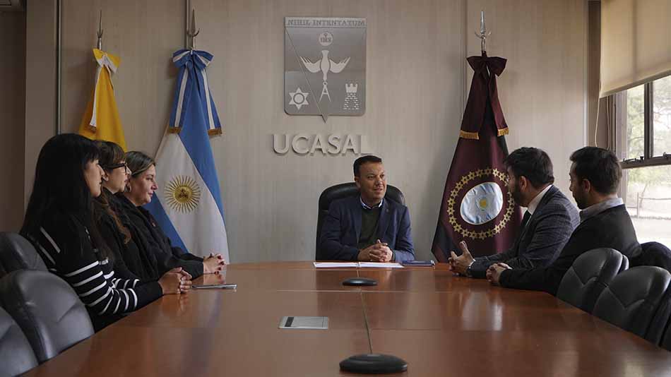 Autoridades académicas de UCASAL, en una reunión con UNIR.