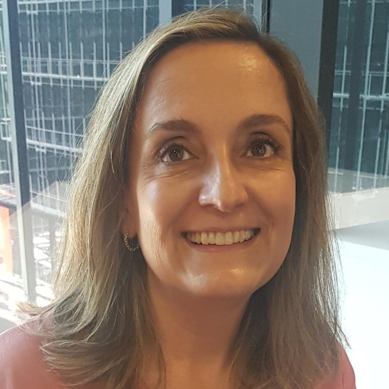 Carmen López-Suevos, Experta asociada