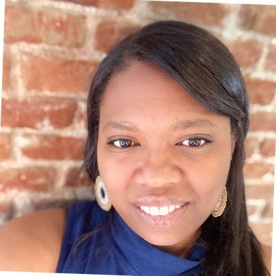 Joyce Bruce Dennis, Experto Asociado