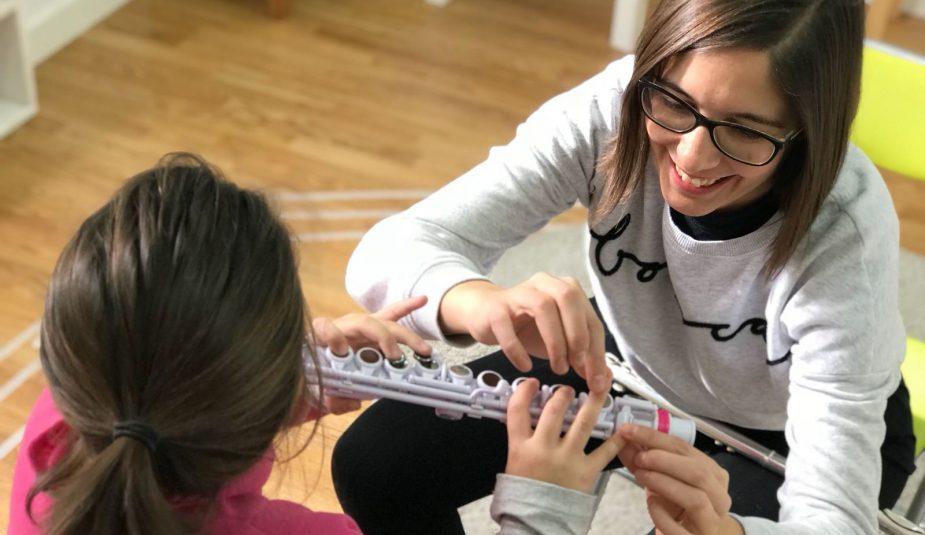 Laura Martín con una alumna