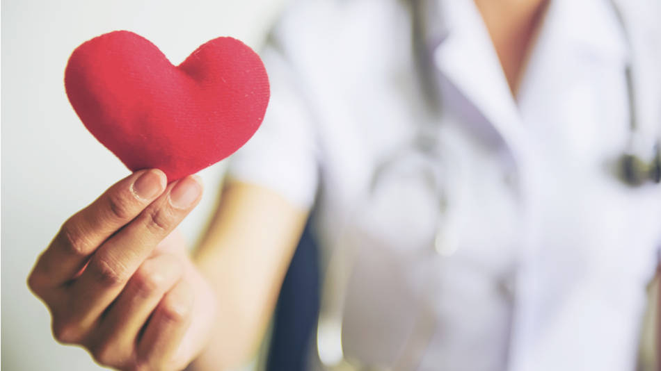 enfermera sosteniendo peluche de corazón