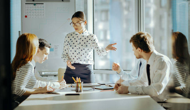 mujer presentando en una reunión de trabajo