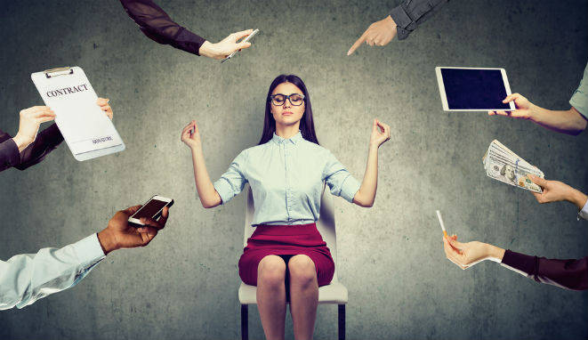 Una mujer meditando con muchas manos ofreciéndole dispositivos electrónicos, dinero, trabajo, etc.