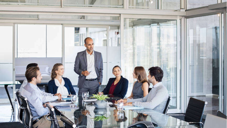 Un líder hablando con su equipo empresarial en la oficina