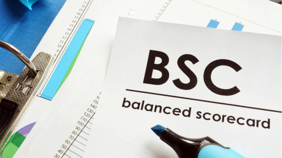 BSC, balanced scorecard en papel con resaltador encima de una carpeta