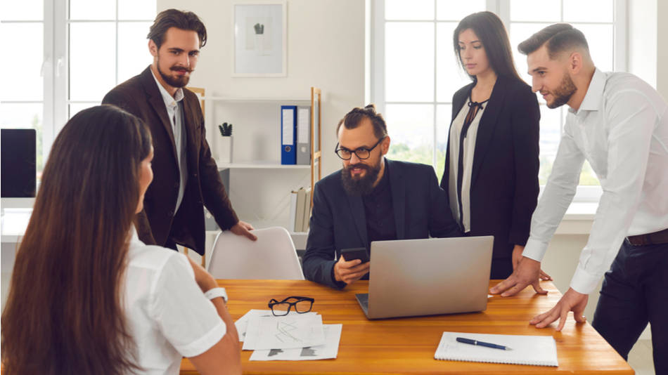 Un equipo joven delegando tareas