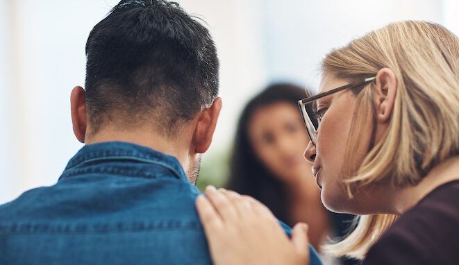 Psicoterapeuta hablando con paciente