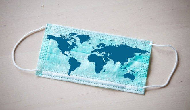 Derechos humanos en tiempos de COVID. Mascarilla con el mapa del mundo impresa. 