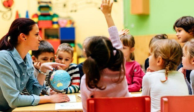 Metodología AICLE. Profesora dando clase. 