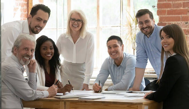 Grupo de profesionales estudiando. 