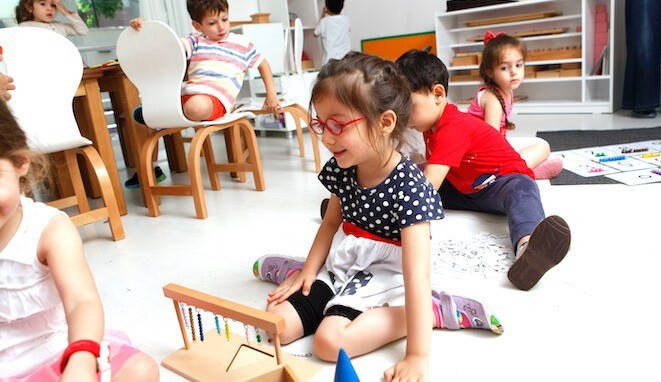 Psicomotricidad fina y gruesa. Niños jugando en la escuela. 