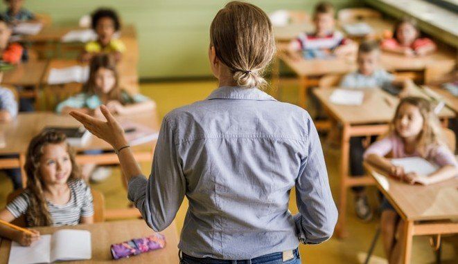 Metodología AICLE. Profesora dando clase. 