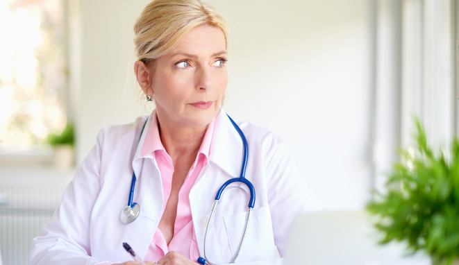 Doctora toma una decisión ética sobre un problema sanitario. 