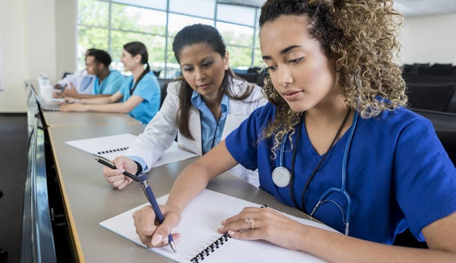 Joven enfermera, asistida por una médico. Máster Universitario en Bioética.