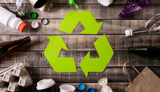 Símbolo de envase reciclable con envases alrededor. 